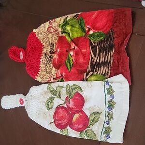 (J16) 2 kitchen towels apple theme